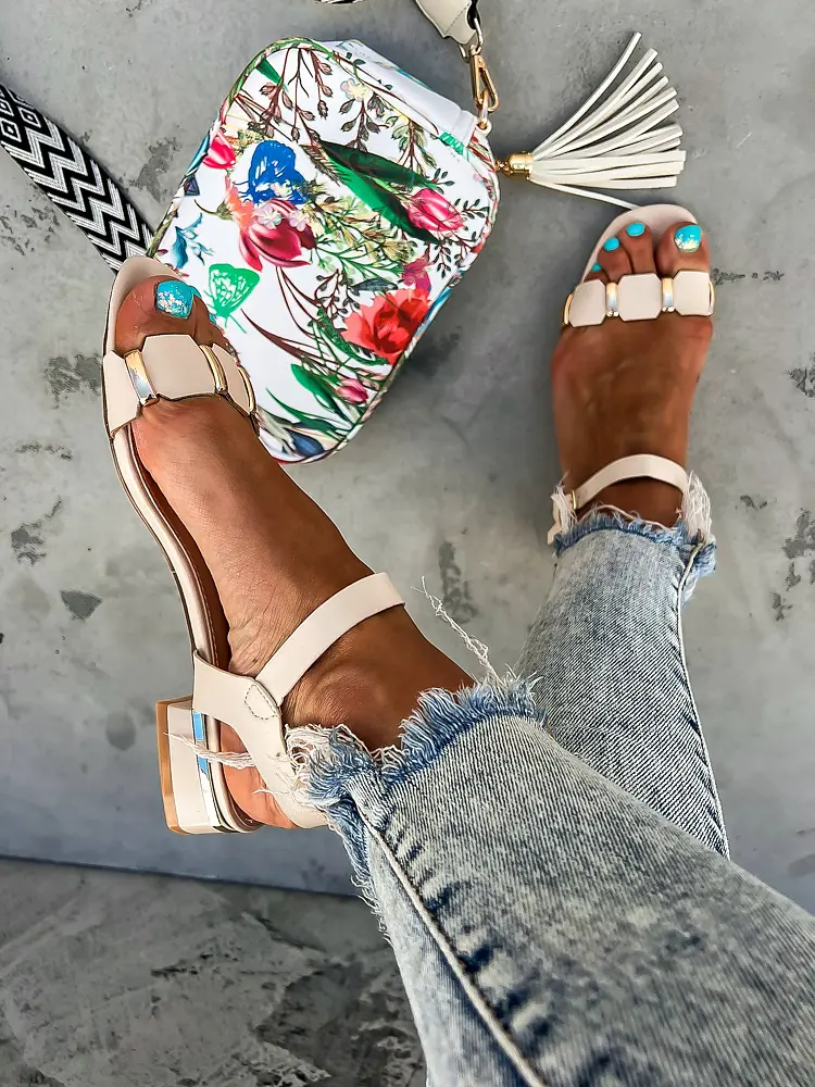 Sandále zdobené zlatou ozdobou GLENDA - next