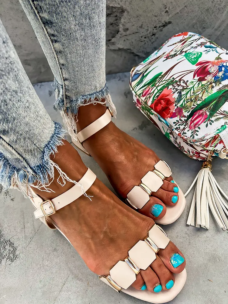 Sandále zdobené zlatou ozdobou GLENDA