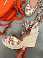 Kvetované platformové sandále na viazanie MEDLEY