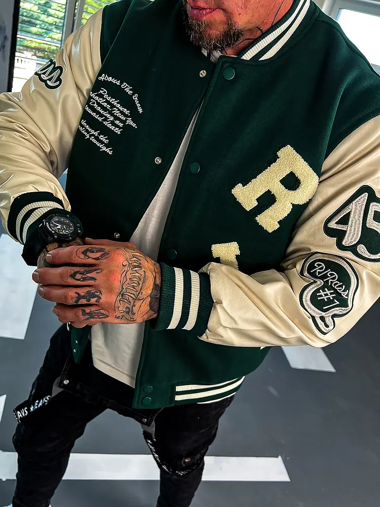 Ležérny baseballový bomber s koženkovými rukávmi - next