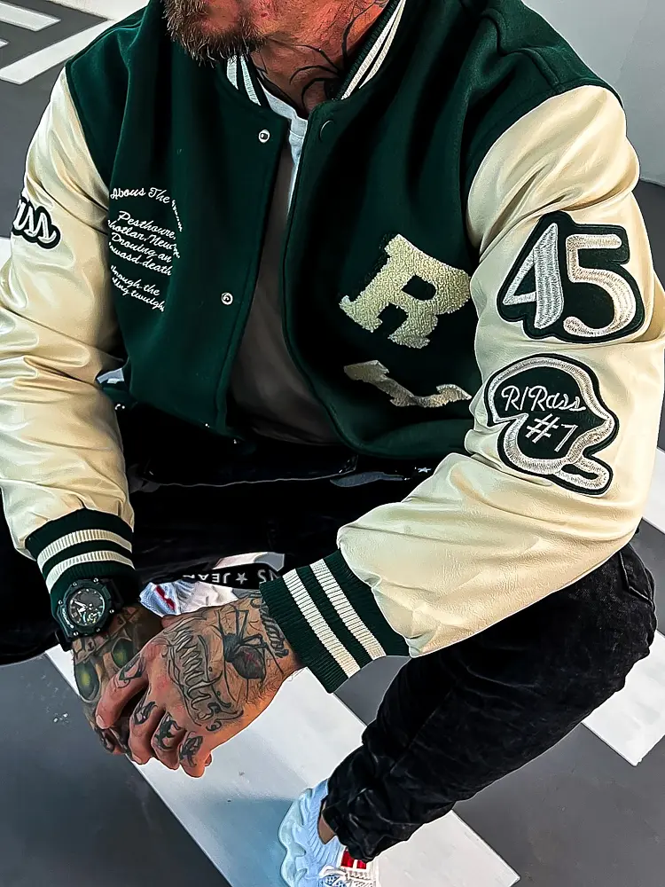 Ležérny baseballový bomber s koženkovými rukávmi