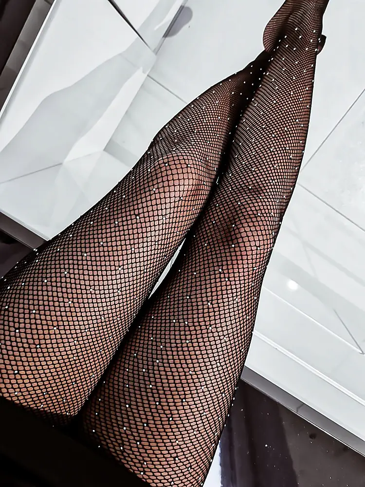 Čierne pančuchové nohavice zdobené kamienkami-