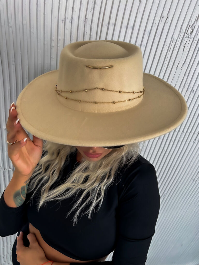 Dámsky klobúk so zlatými ozdobami+