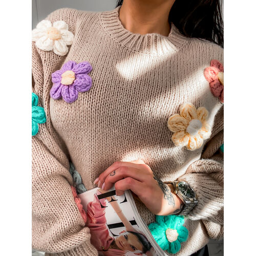 E-shop Elegantný pulóver zdobený kvetmi CHRISSY