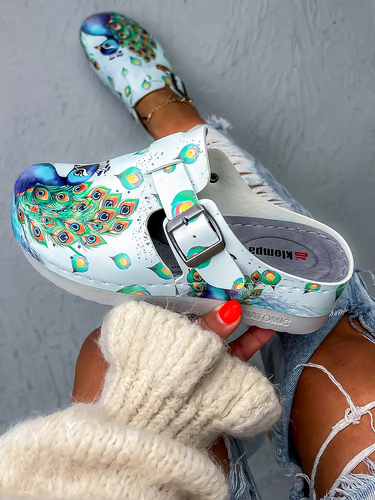 Vzorované zdravotnícke šľapky PEACOCK - next