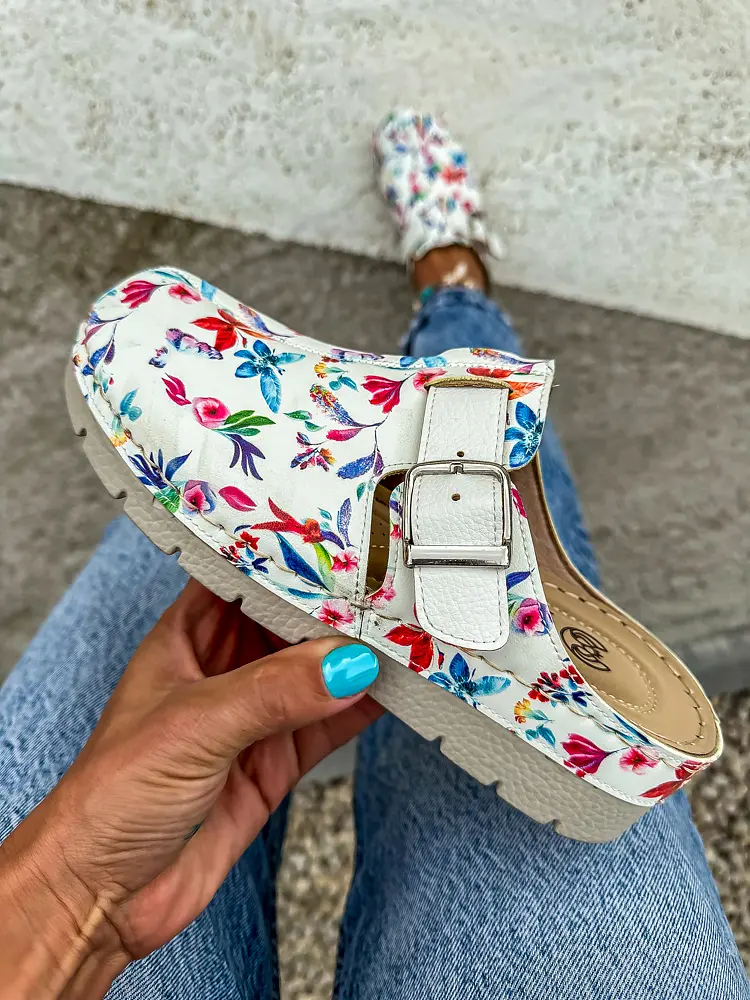 Vzorované zdravotnícke šľapky CAMELLIA- - next