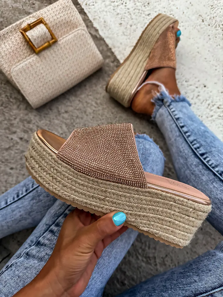 Platformové šľapky zdobené kamienkami ANETT-