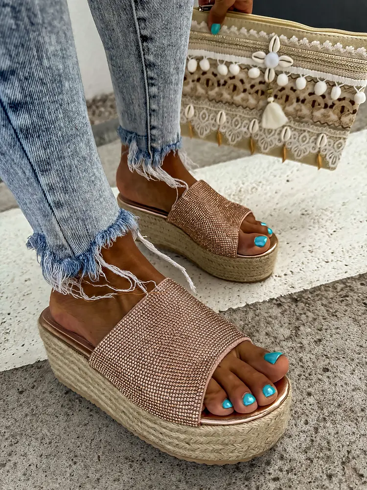 Platformové šľapky zdobené kamienkami ANETT- - next