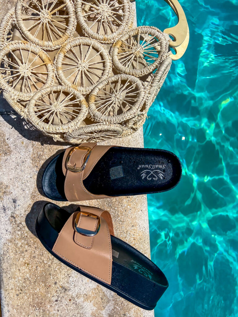 Platformové šľapky so zlatou ozdobou EASTON+ - next