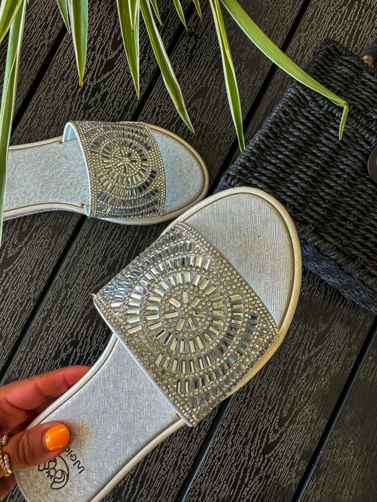 Šľapky zdobené kamienkami RHEANA+