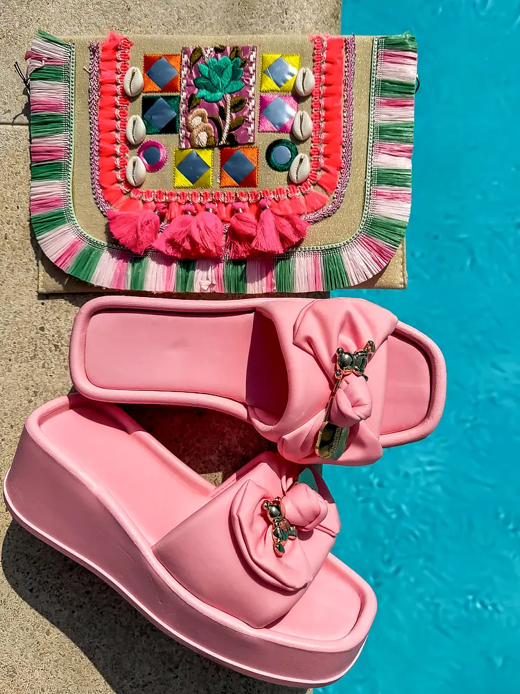 Platformové šľapky so zlatou ozdobou ELLIS- - next