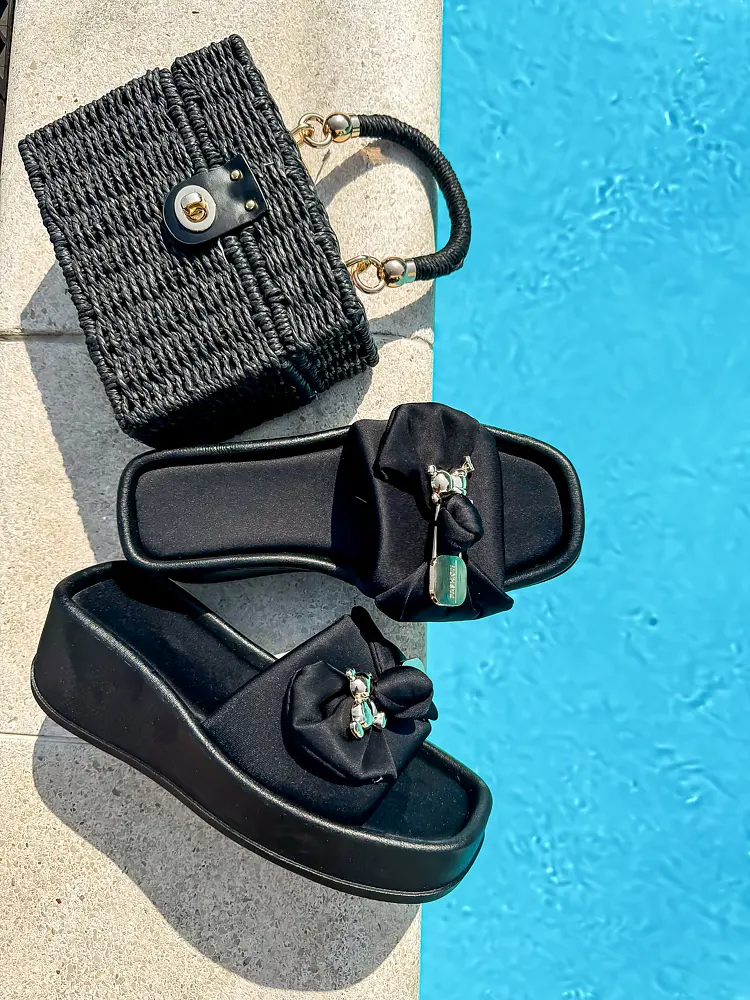 Platformové šľapky so zlatou ozdobou ELLIS+ - next