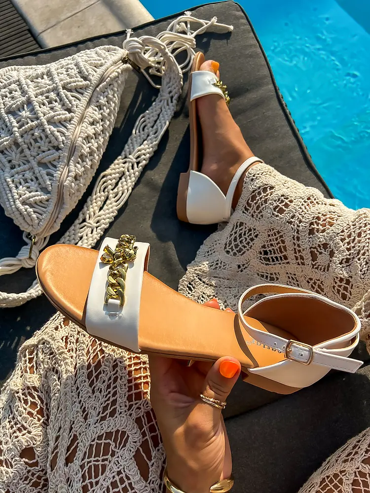 Elegantné sandále so zlatou ozdobou ROSALYN- - next