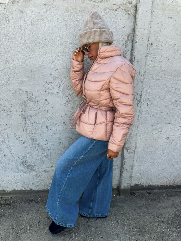 Štepovaná prechodná bunda s opaskom JENNIFER+ - next