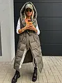 Dlhá prešívaná vesta s kapucňou a opaskom FELISHA+