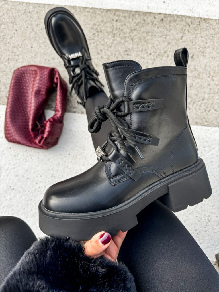 Šnúrovacie členkové čižmy CYRENA+