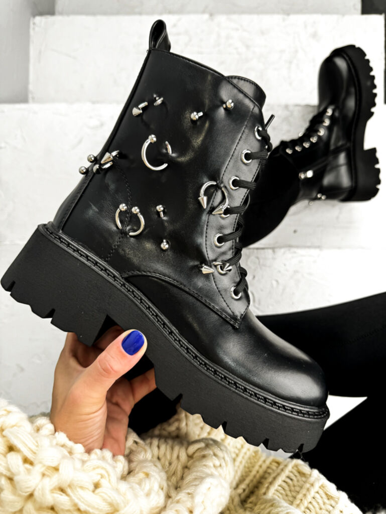 Šnúrovacie čižmy so striebornými ozdobami THEA+