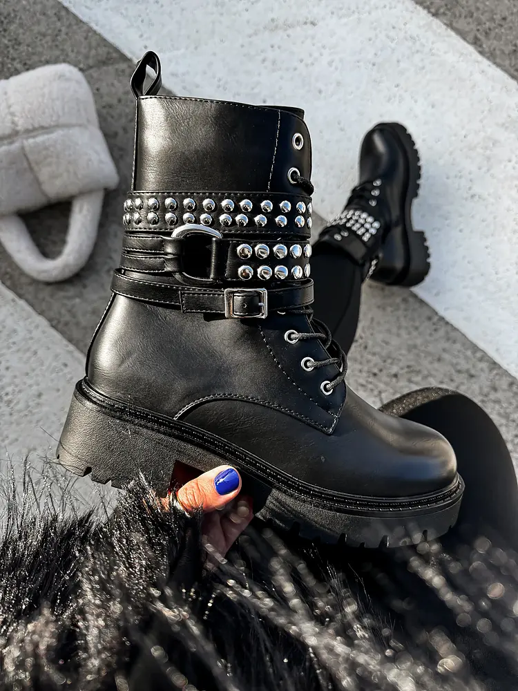 Šnúrovacie čižmy so striebornými ozdobami DETTI-