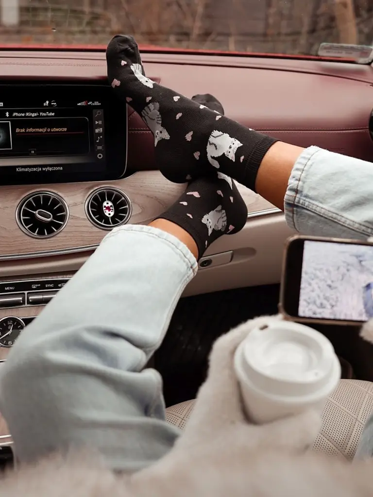 Čierne ponožky s mačičkami-