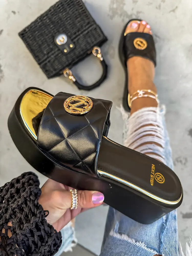 Platformové šľapky so zlatou ozdobou AMANDA - next