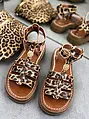 Leopardie sandále so zlatou ozdobou ROMANA