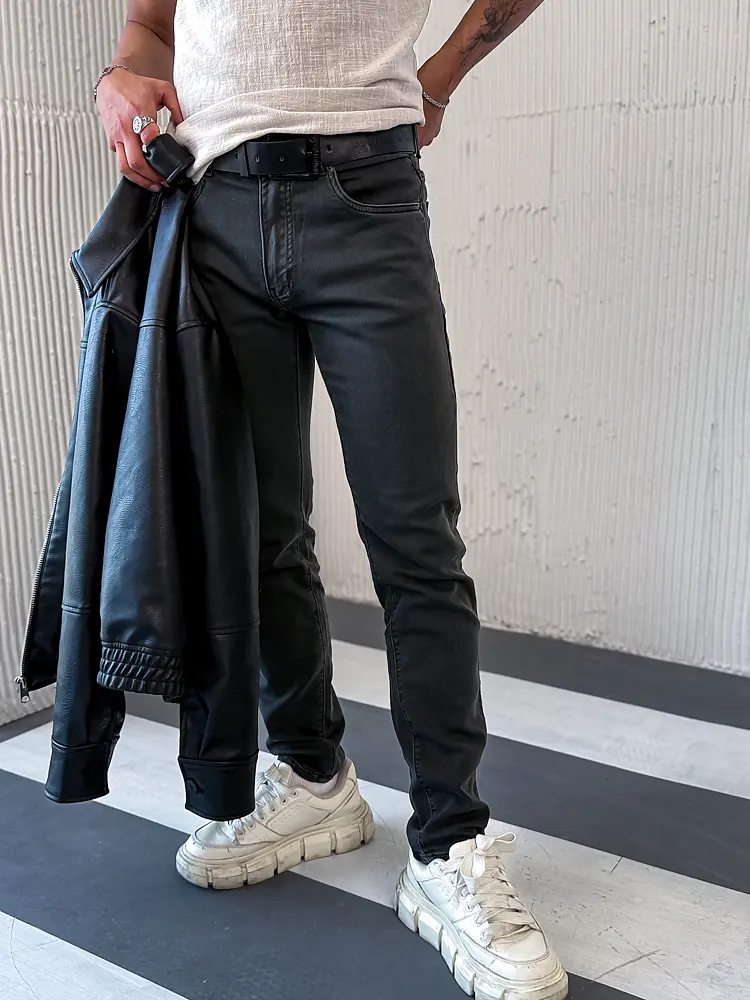 Čierne pánske rifle slim fit s opaskom