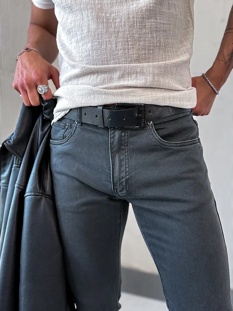 Čierne pánske rifle slim fit s opaskom - next