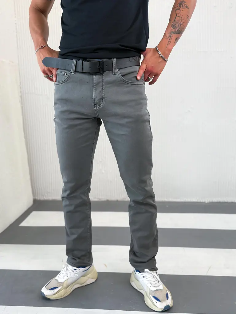 Sivé pánske rifle slim fit s opaskom