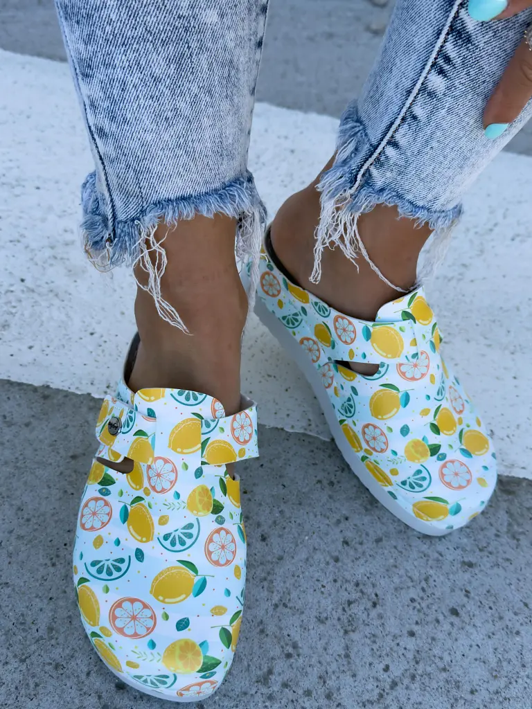 Vzorované zdravotnícke šľapky LEMONE - next