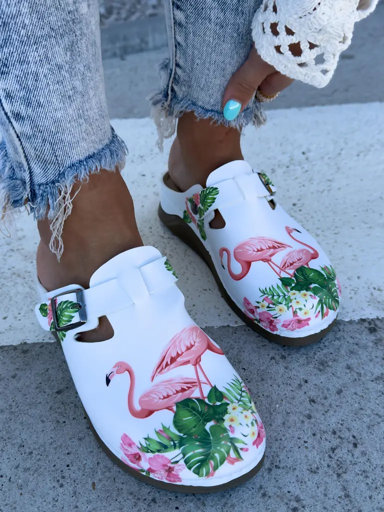 Vzorované zdravotnícke šľapky FLAMINGO