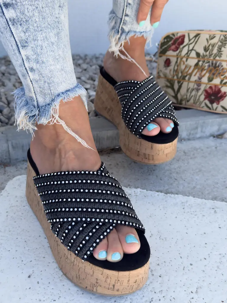 Platformové šľapky zdobené kamienkami MADONA