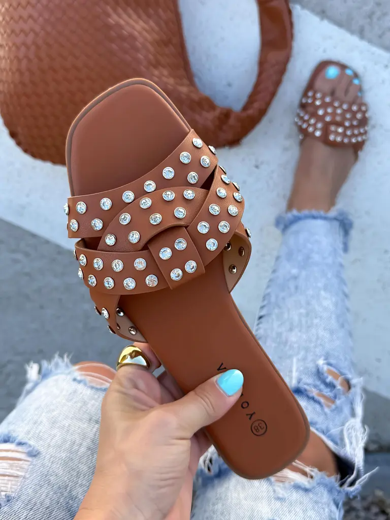 Šľapky zdobené striebornými kamienkami LAMIA