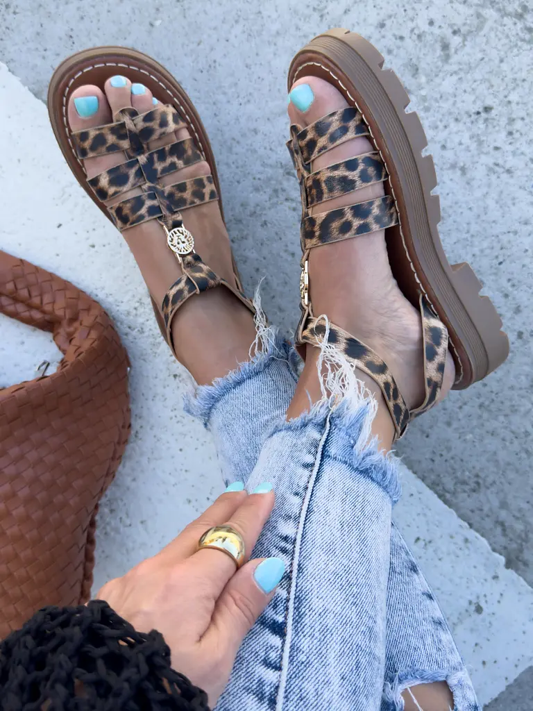 Leopardie sandále so zlatou ozdobou ROMANA