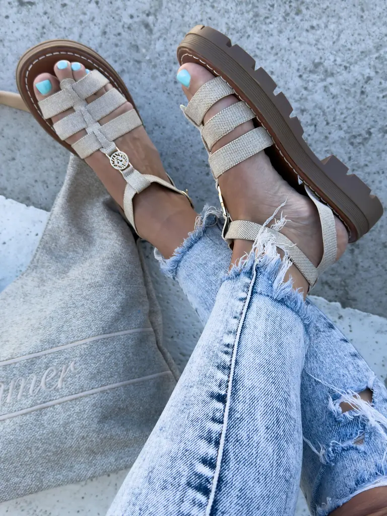 Béžové sandále so zlatou ozdobou ROMANA