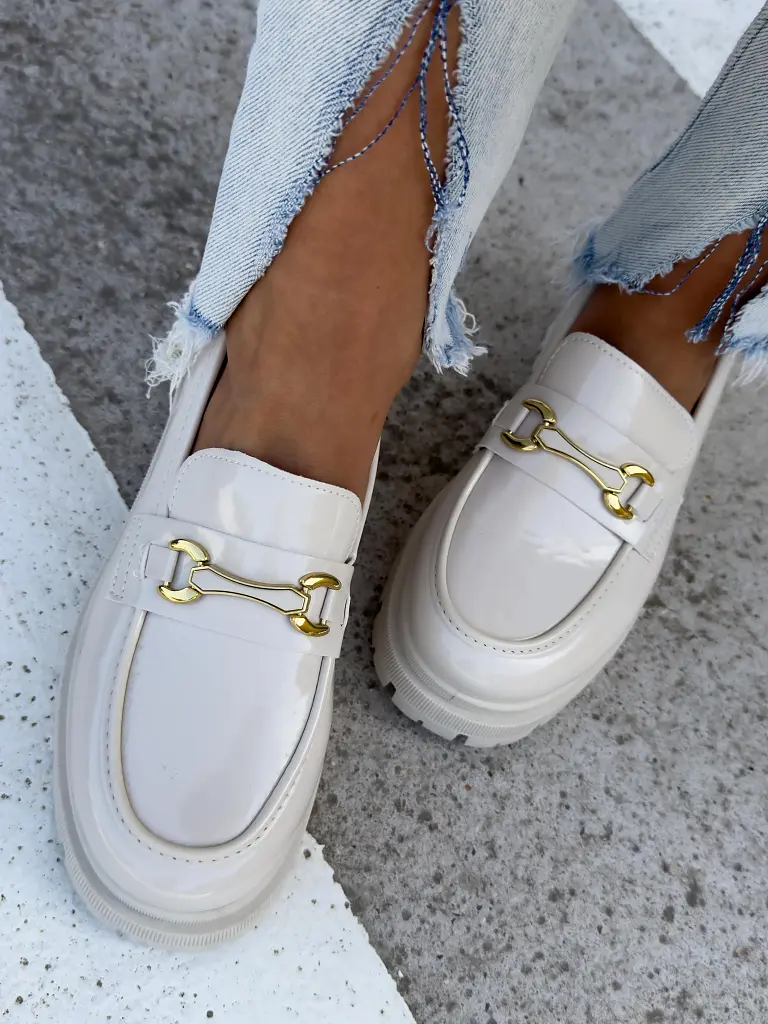 Béžové lakované mokasíny s ozdobou MELANIA- - next