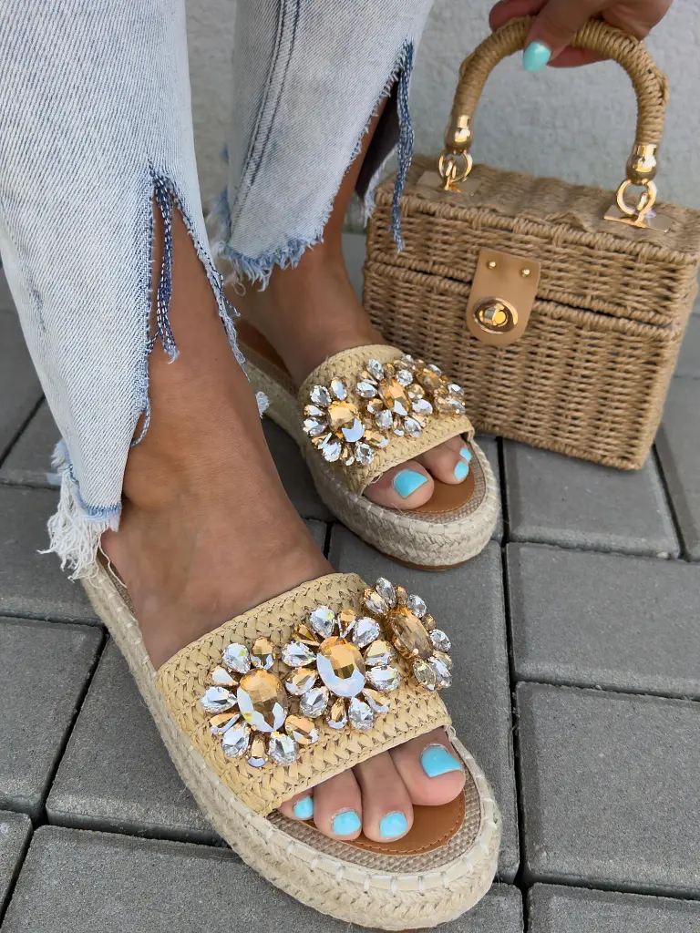 Šľapky zdobené kamienkami SELLY-