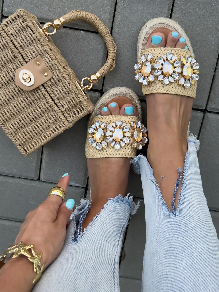 Šľapky zdobené kamienkami SELLY - next