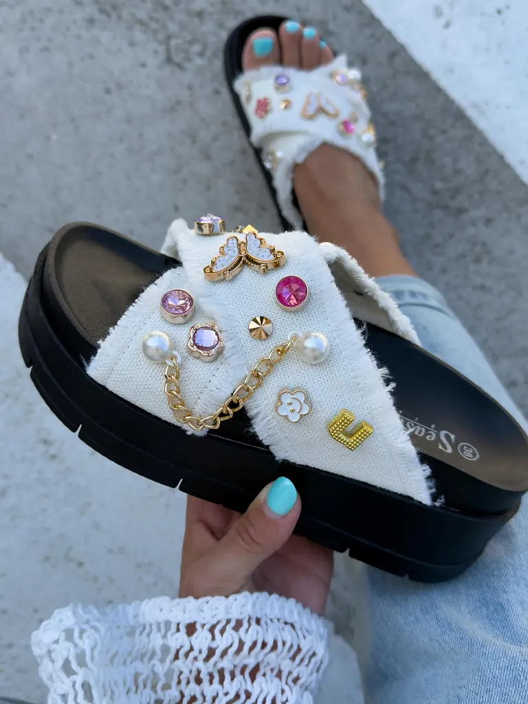 Denim šľapky zdobené kamienkami COLLINS - next