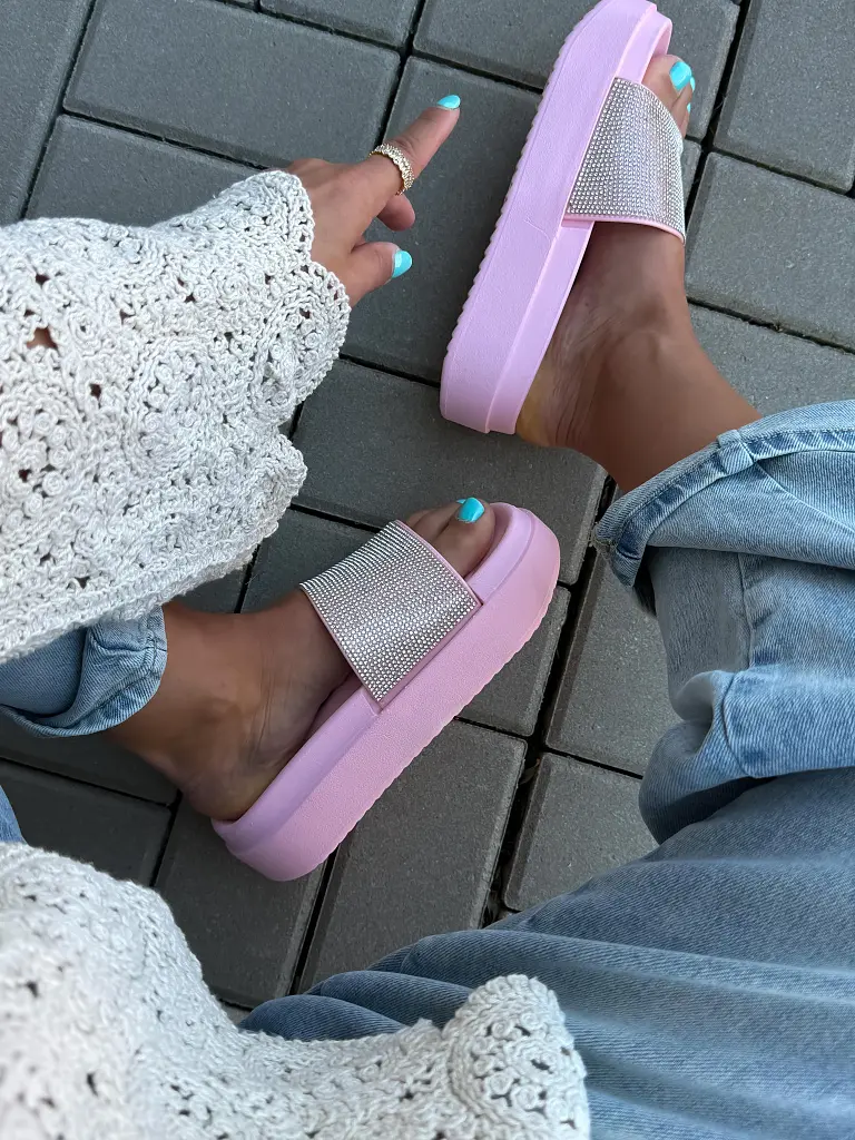 Ružové šľapky zdobené kamienkami MAREKA - next