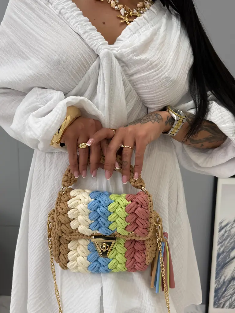 Pestrofarebná kabelka so zlatou retiazkou UNIQUE+