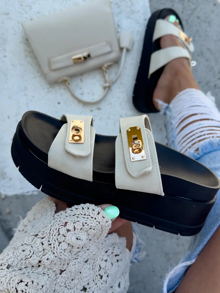 Dámske šľapky so zlatými ozdobami MODESTA