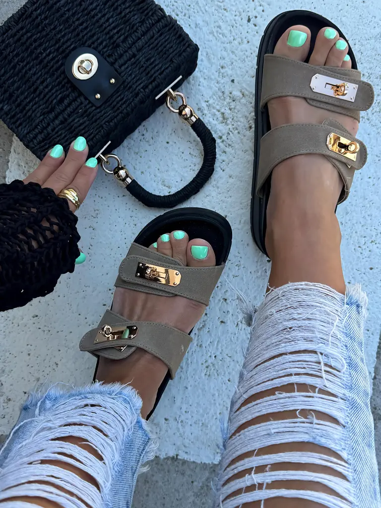 Dámske šľapky so zlatými ozdobami MODESTA - next