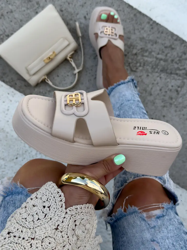 Platformové šľapky so zlatou ozdobou ORIANA- - next