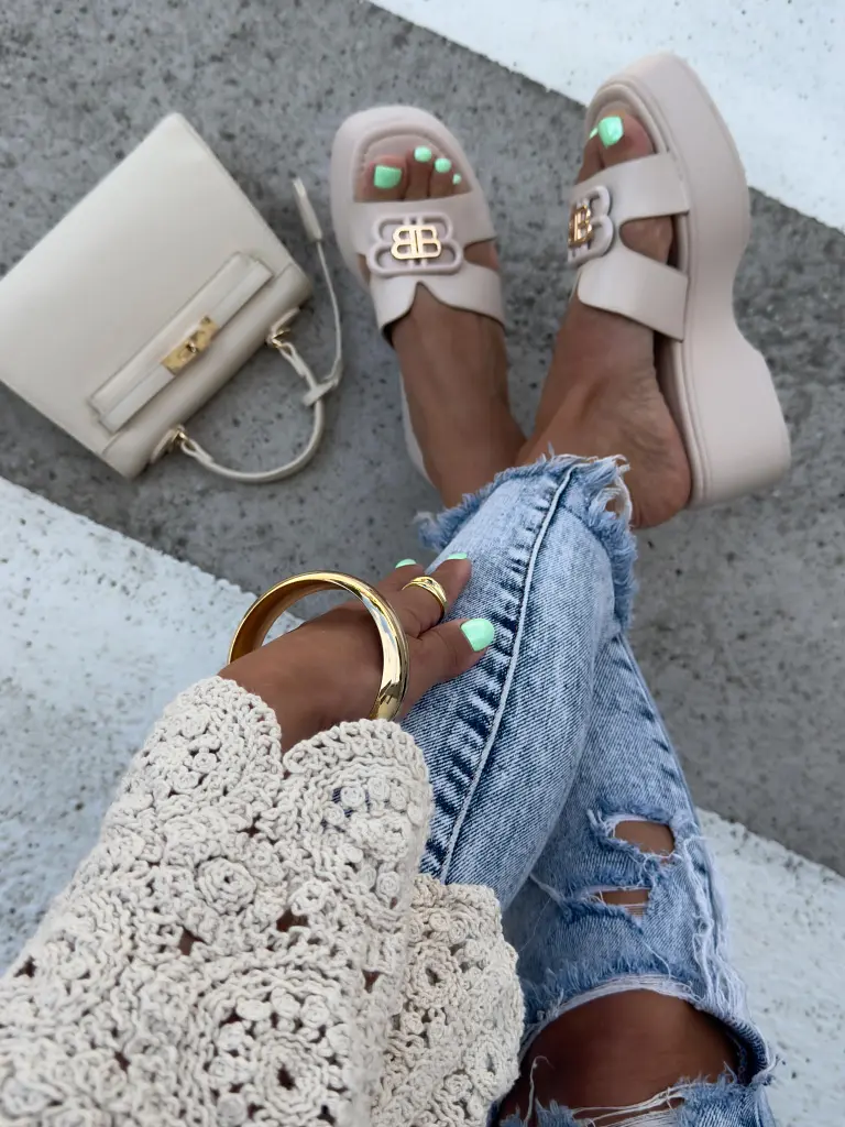 Platformové šľapky so zlatou ozdobou ORIANA