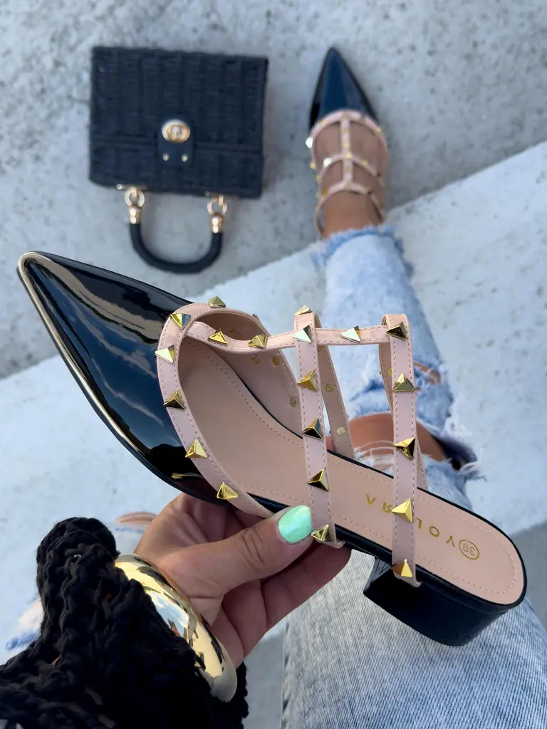 Lakované sandále zdobené nitmi AIDEN - next