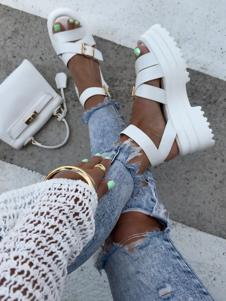 Biele sandále zo zlatými aplikáciami SHENAYA - next