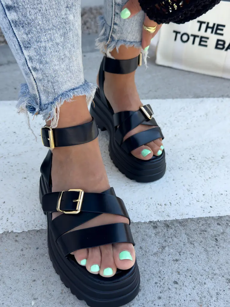 Čierne sandále zo zlatými aplikáciami SHENAYA - next