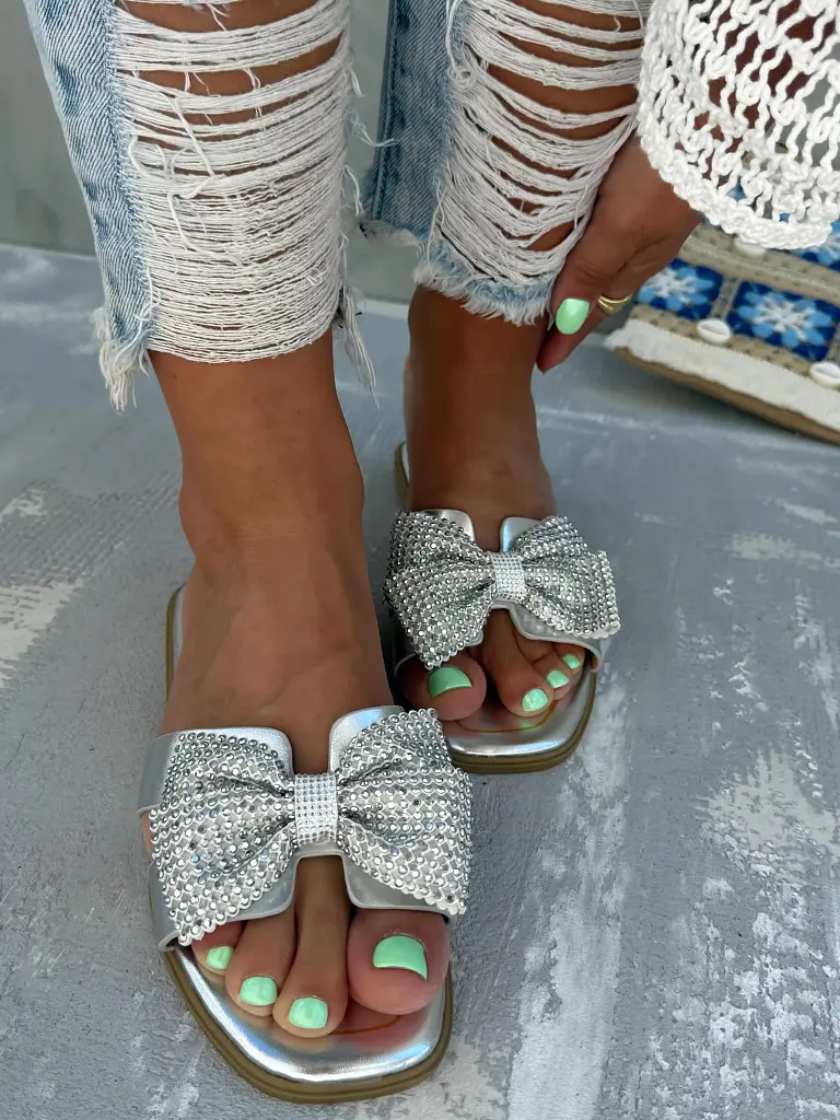 Šľapky s mašľou zdobené kamienkami HANSIKA