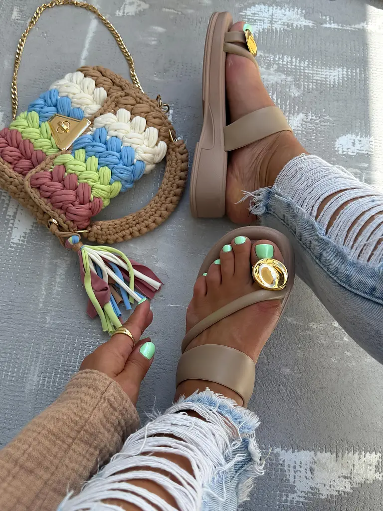 Dámske šľapky so zlatou ozdobou ALIENOR- - next