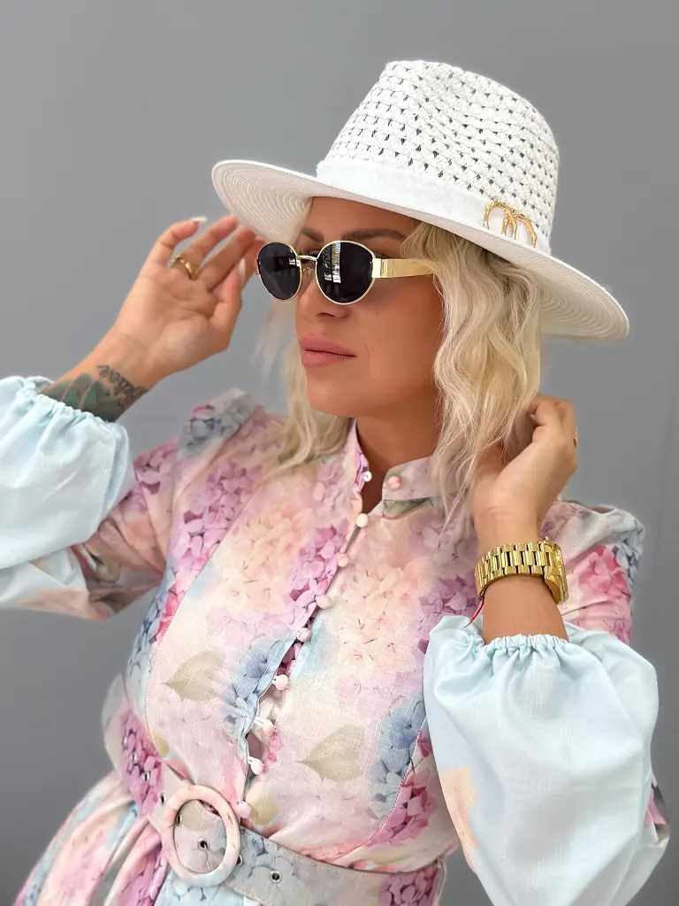 Dámsky letný klobúk so zlatou ozdobou